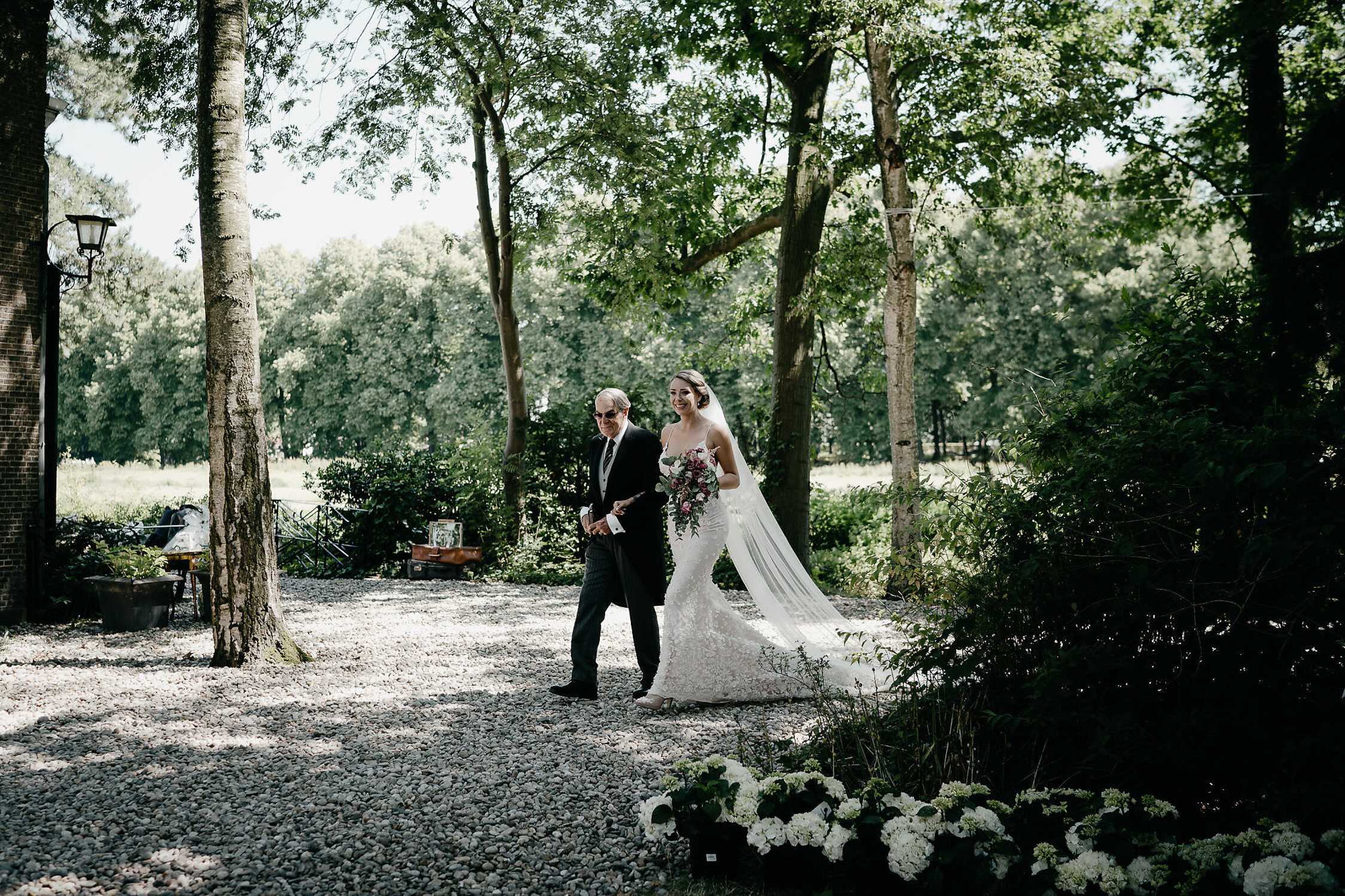 rotterdam trouwfotograaf fotot van bruid met vader bij de huwelijksceremonie
