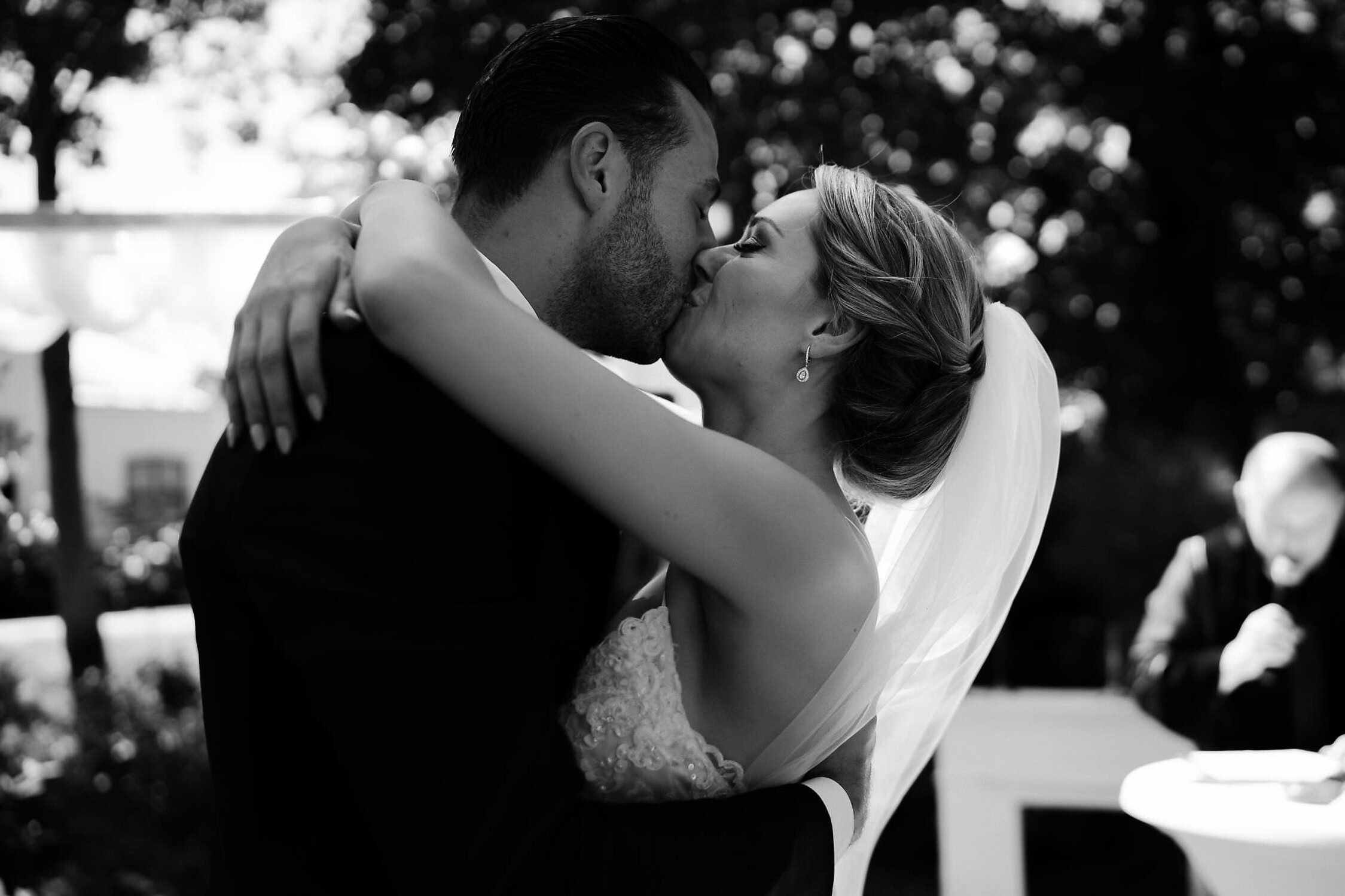 bruidsfotografie amsterdam bruidspaaar eerste kus net getrouwd