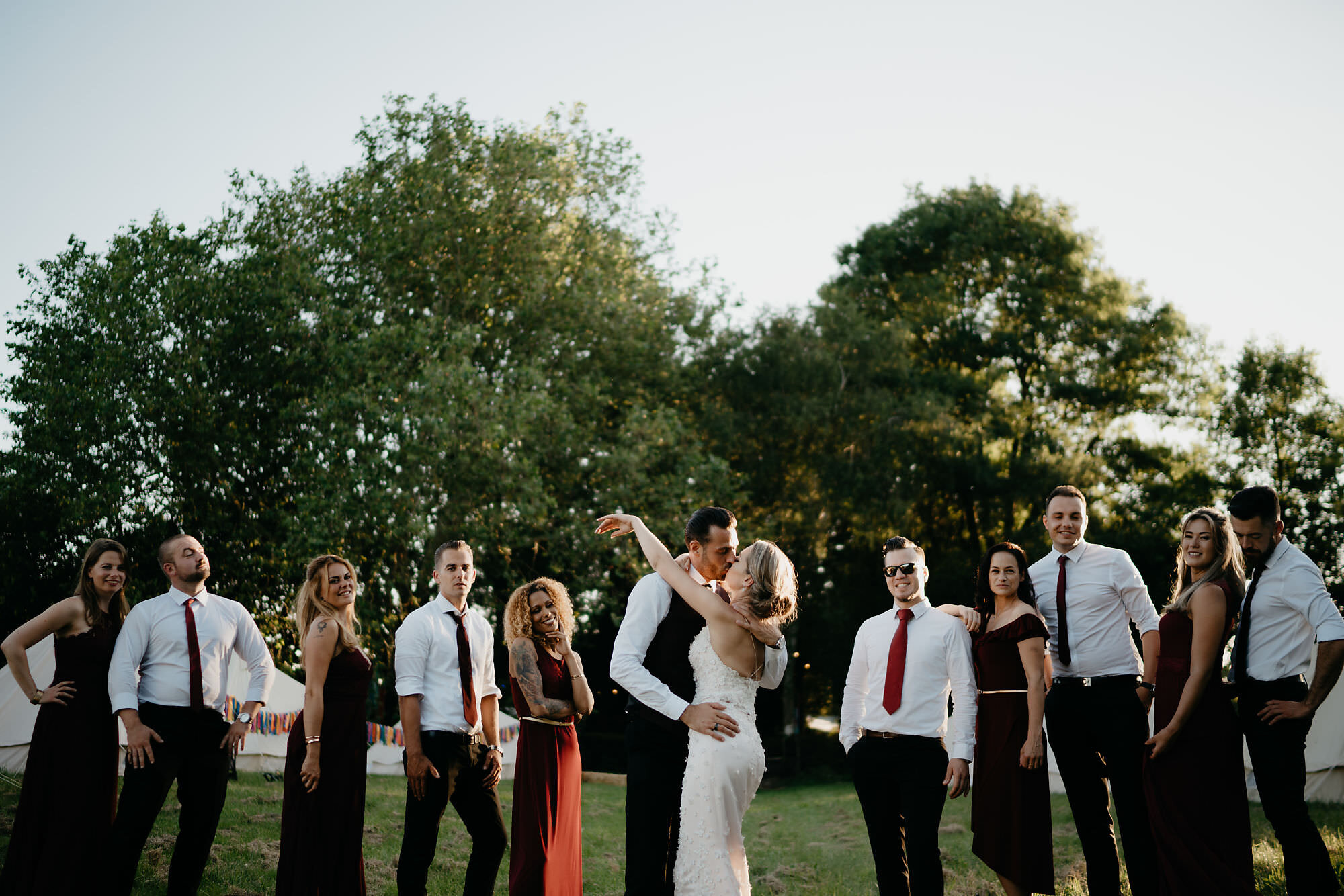 foto van de bruids partij in het landschap bij rotterdam tuin huwelijk door mark Hadden amsterdam trouwfotograaf