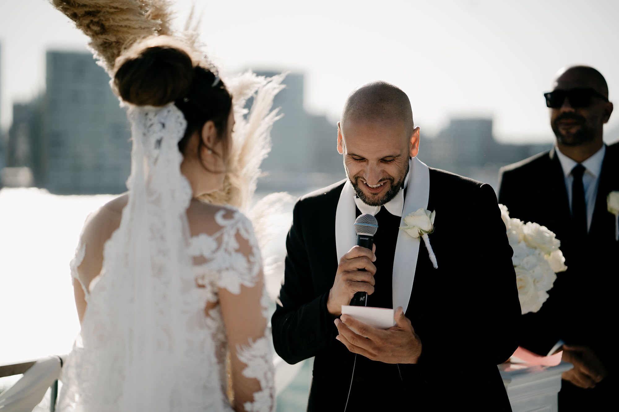 trouwfotograaf adam toren huwelijksgeloften van de bruidgom