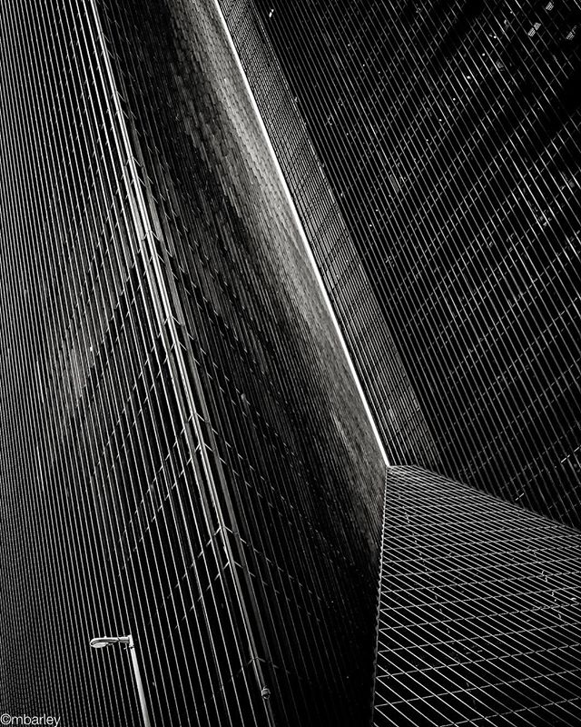 Penzoil Towers Houston. #houstonlandmark #penzoil #hostonarchitecture #dynamicstructures #asisawit michaelbarleyphoto texasphotographer #downtownhouston #houstonskylinelandmark #glassandsteel