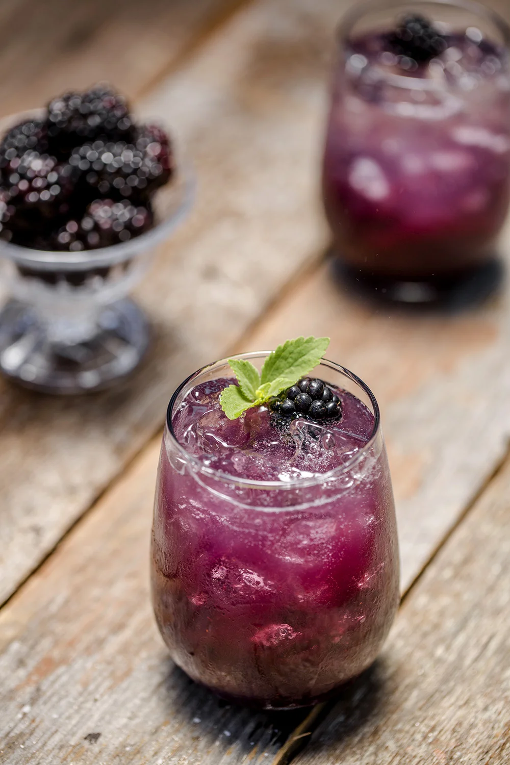 Looking for a great drink to make with sparkling water? How about a Blackberry Fizz.