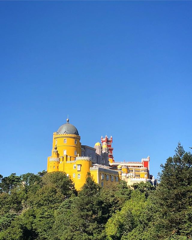 Just hanging out here today 💛 #palaceofpena #sintra #livinginafairytale #portugal #sunshine #october #melodywanders