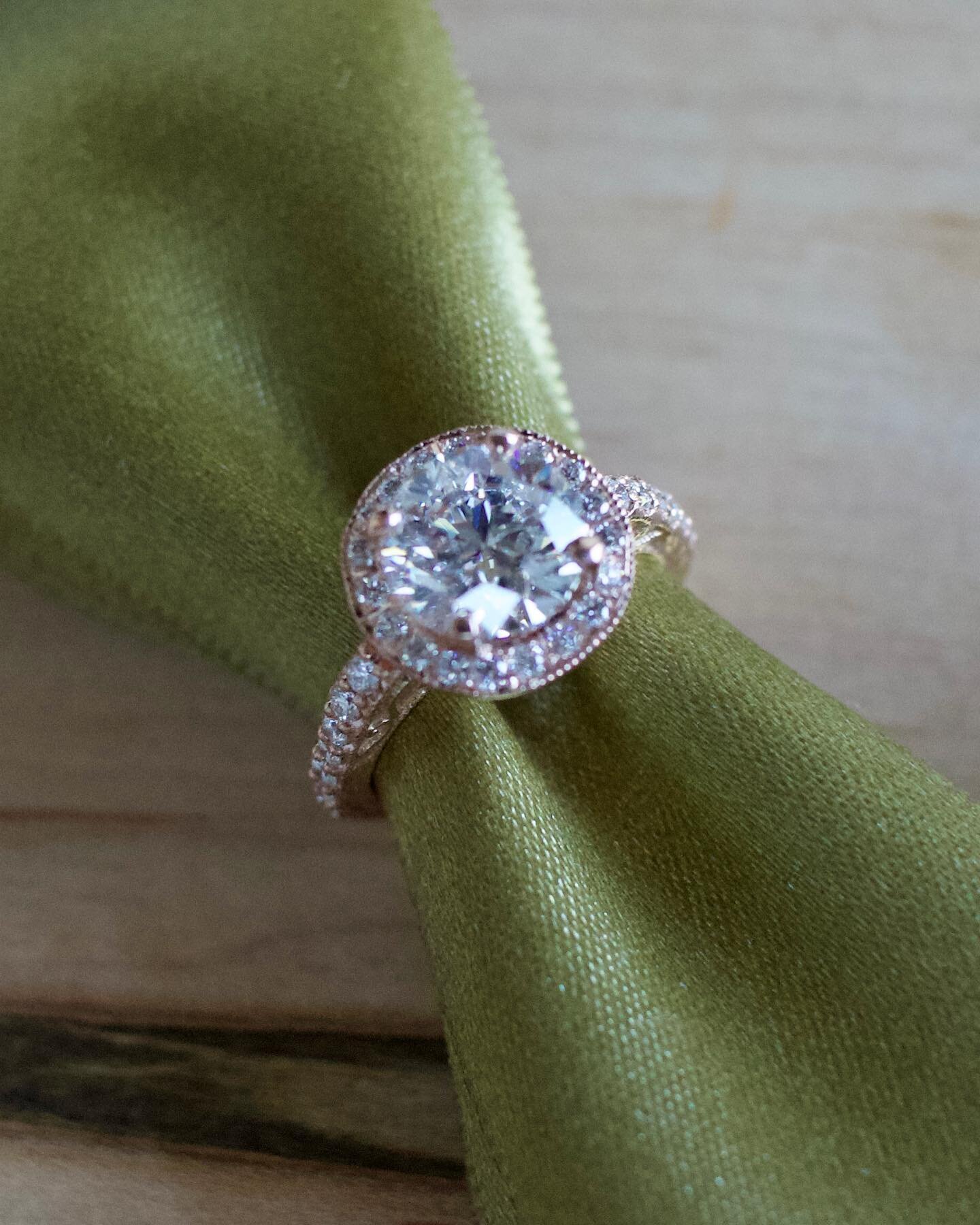 A perfect way to ring in the New Year 💍

#engagementring #halosetting #rosegold #ohwowyes #customjewelry #diamondring