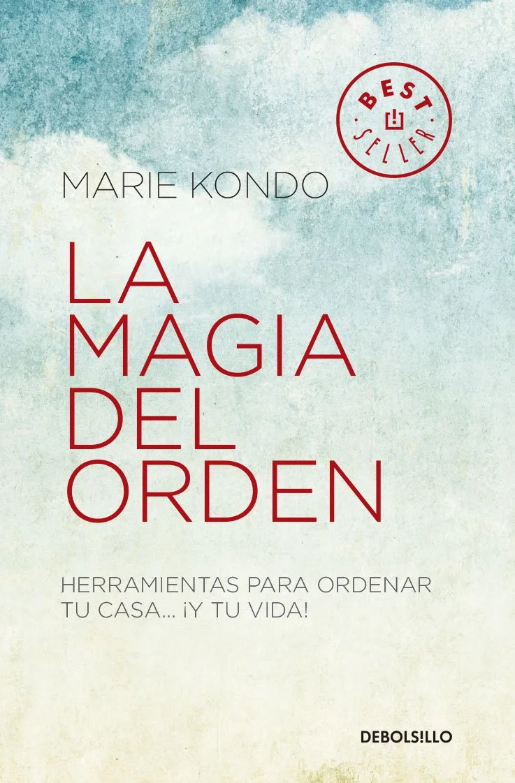 LA MAGIA DEL ORDEN (Hobbies y Hogar) Marie Kondo, te propone un método inspirador, con el que te ayudará a poner en orden tu casa de una vez por todas. Ella propone, ordena bien una vez y siempre permanecerá ordenado. Paso a paso te guiará para que en tu casa sólo tengas las cosas esenciales y tu vida mejore; increíblemente te sentirás más seguro, exitoso y con energía para crear lo que sea. A partir de este momento sólo tendrás que elegir qué conservar y qué desechar. Marie Kondo, ha vendido más de 3 millones de copias de sus libros, que han sido traducidos a más de 30 lenguas y publicado en más de 30 países.
