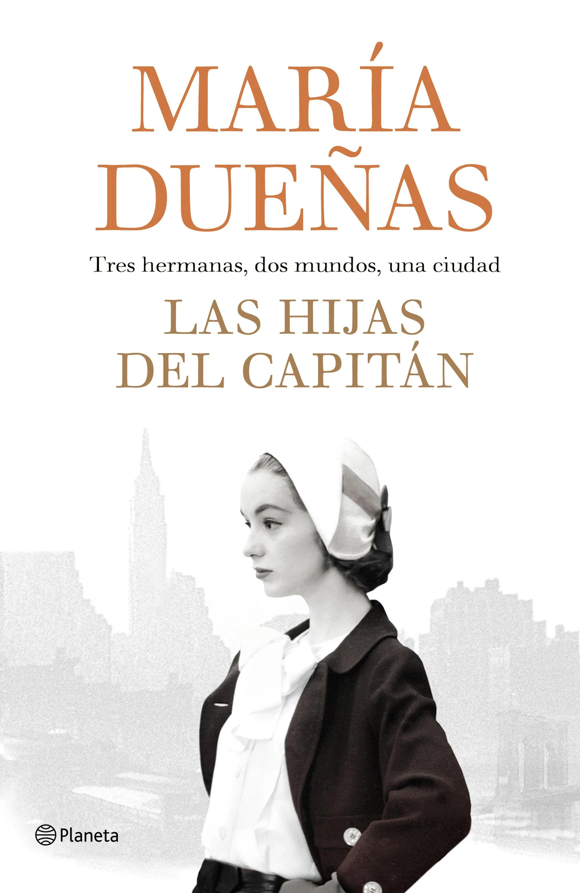 LAS HIJAS DEL CAPITÁN (Ficción Contemporanea) En la calle 14, el corazón del barrio español, la pequeña casa de comidas El Capitán, abre sus puertas. Sin embargo, al poco tiempo, la inesperada muerte de su dueño, Emilio Arenas, obliga a sus tres hijas, recién llegadas de Málaga, a tomar las riendas del negocio. Solas ante un destino incierto en un país absolutamente desconocido, Victoria, Mona y Luz se abrirán paso entre rascacielos, compatriotas, adversidades y amores, decididas a convertir un sueño en realidad. Una vez más, María Dueñas logra cautivar a sus lectores con una historia tan ágil como envolvente. Además de una apasionante combinación de detalle histórico e imaginación, Las hijas del Capitán es un tributo a las mujeres que resisten cuando los vientos soplan en contra y un homenaje a todos aquellos valientes que vivieron -y viven- la aventura, a menudo épica y casi siempre incierta, de la inmigración.