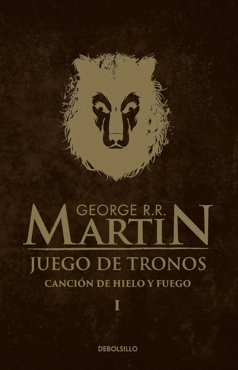 JUEGO DE TRONOS (Fantasía) Juego de tronos es el primer volumen de Canción de Hielo y Fuego, la monumental saga de fantasía épica del escritor George R. R. Martin que ha vendido más de 20 millones de ejemplares en todo el mundo. En el legendario mundo de los Siete Reinos, donde el verano puede durar décadas y el invierno toda una vida, y donde rastros de una magia inmemorial surgen en los rincones más sombríos, la tierra del norte, Invernalia, está resguardada por un colosal muro de hielo que detiene a fuerzas oscuras y sobrenaturales. En este majestuoso escenario, lord Stark y su familia se encuentran en el centro de un conflicto que desatará todas las pasiones: la traición y la lealtad, la compasión y la sed de venganza, el amor y el poder, la lujuria y el incesto, todo ello para ganarla más mortal de las batallas: el trono de hierro, una poderosa trampa que atrapará a los personajes...y al lector.