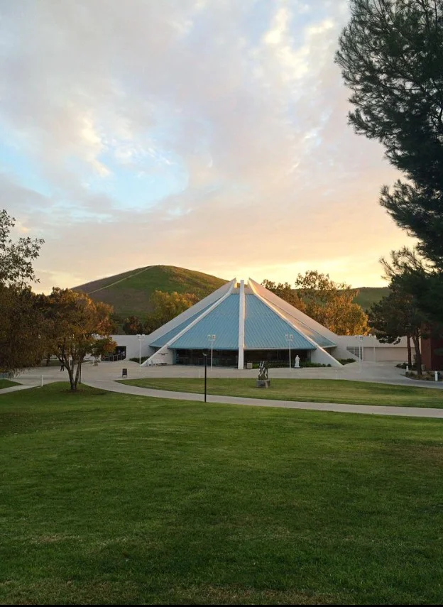 That right there is a one perty lil' campus!