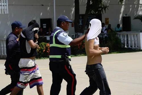 Tres detenidos y dos heridos dejó intento de robo en casa