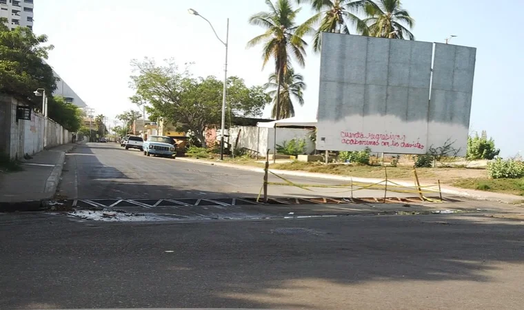 Más de seis meses lleva dañada una alcantarilla en Lechería