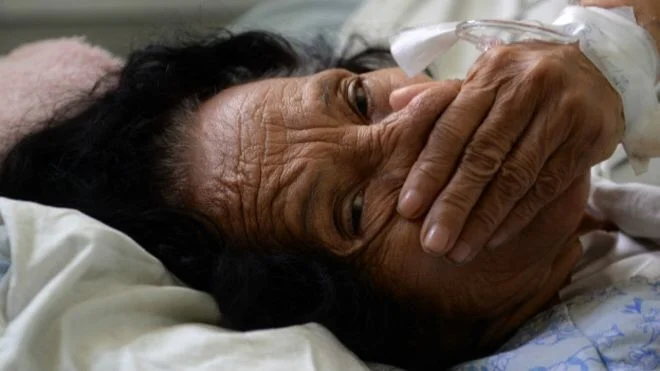 La mayoría de los afectados por el síndrome de Guillain-Barré, como esta mujer ingresada en el hospital Rosales de El Salvador, sobreviven y se recuperan por completo.