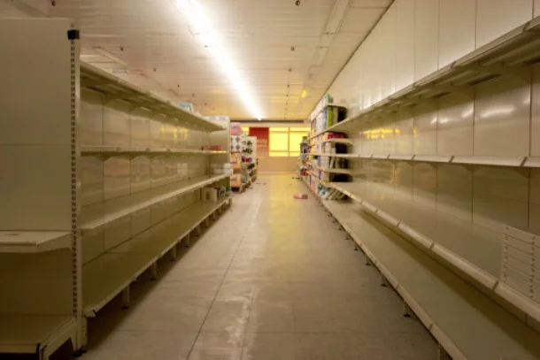 Escasez e inflación obliga a familias a hacer “vacas” para comprar comida a bachaqueros