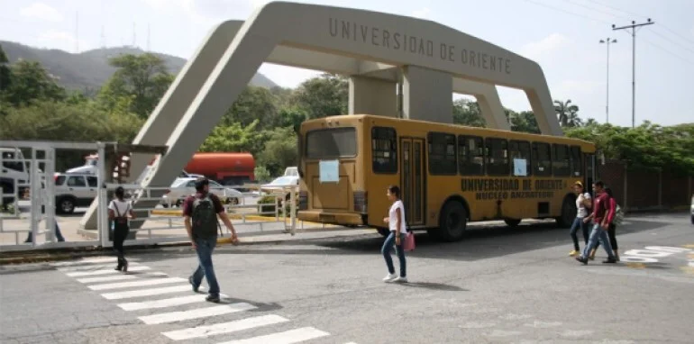 Con armas largas delincuentes asaltaron a estudiantes de la UDO
