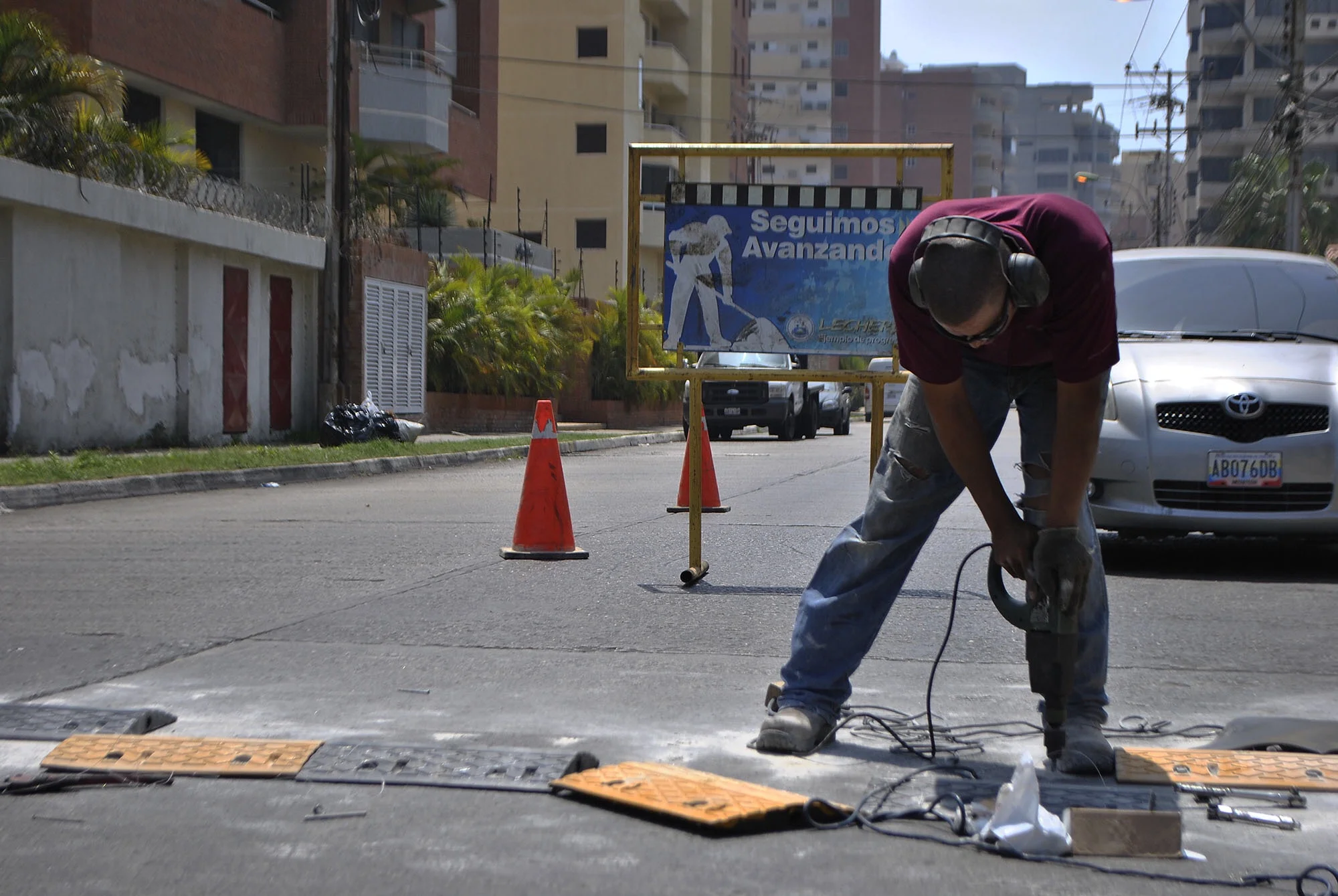 Alcaldía instala reductores de velocidad en calles de Lechería