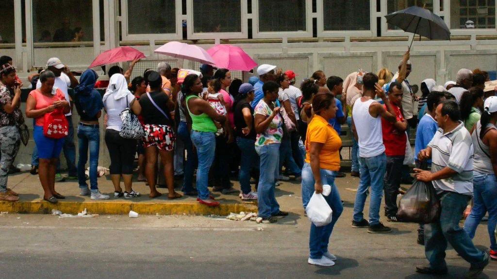 Crisis económica de Venezuela hunde a sus vecinos en la región
