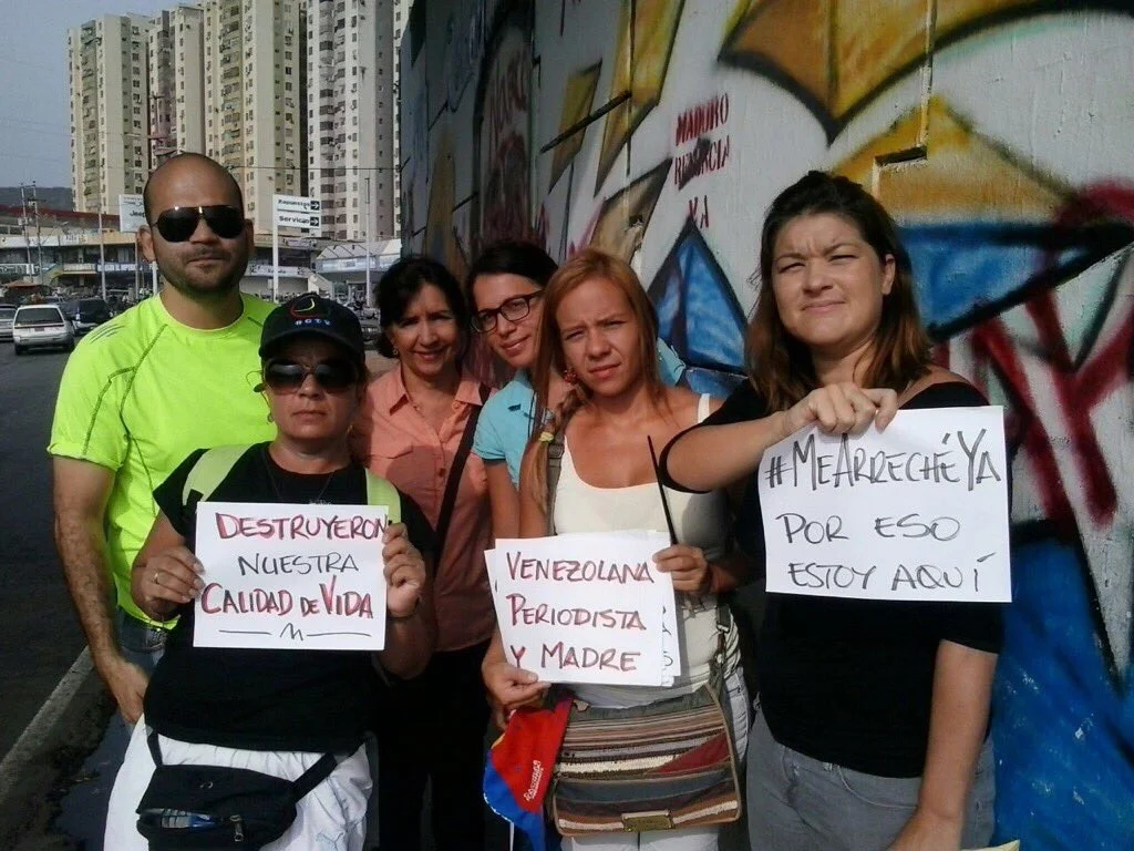 Periodistas protestan "sin pudor" en Distribuidor Fabricio Ojeda #25A