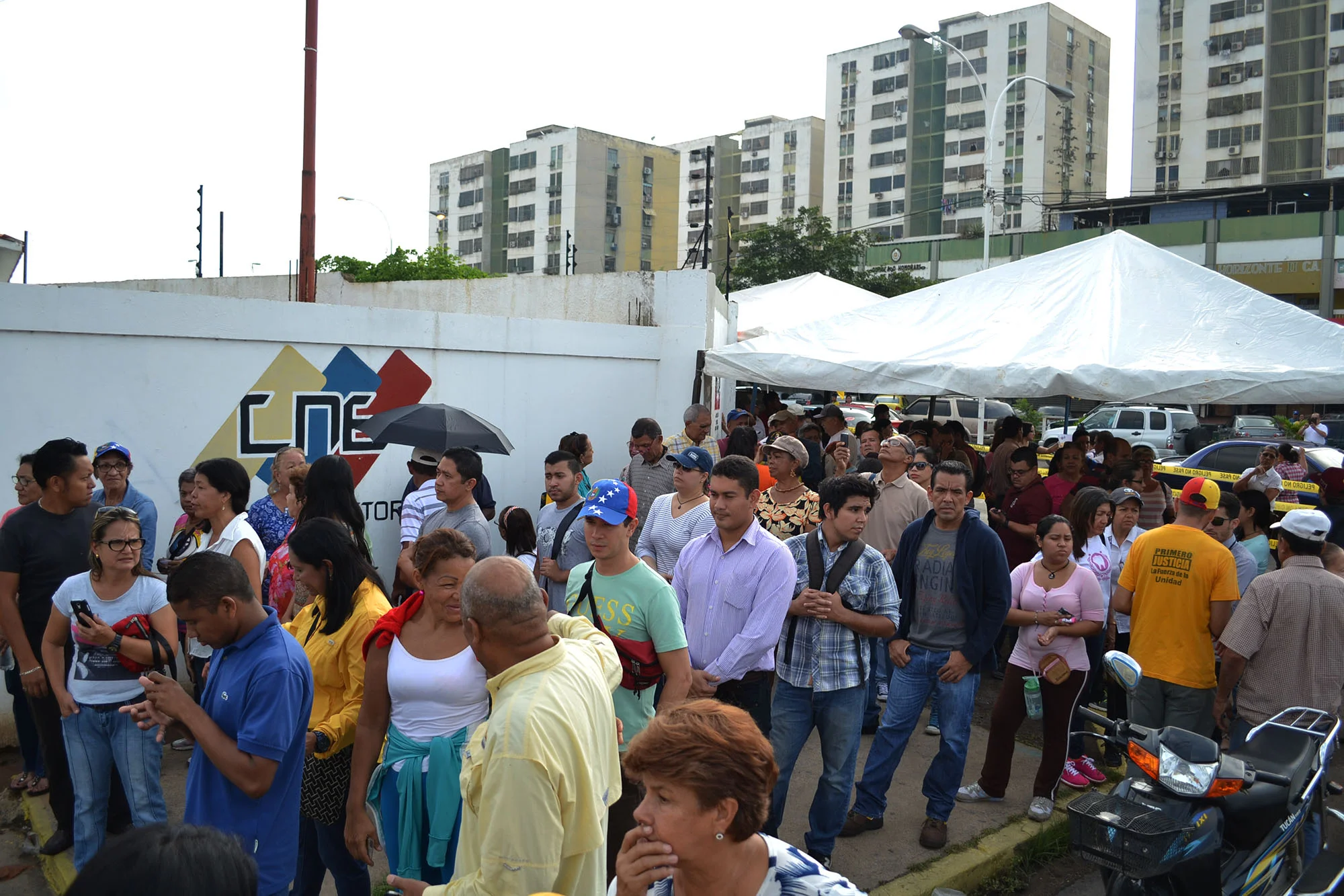 Retrasos del CNE deja varadas a más de 3 mil personas en cola para validar firmas