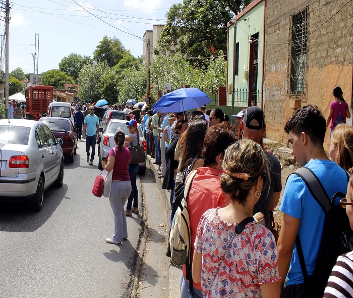 Insulares acudieron masivamente a validar sus firmas