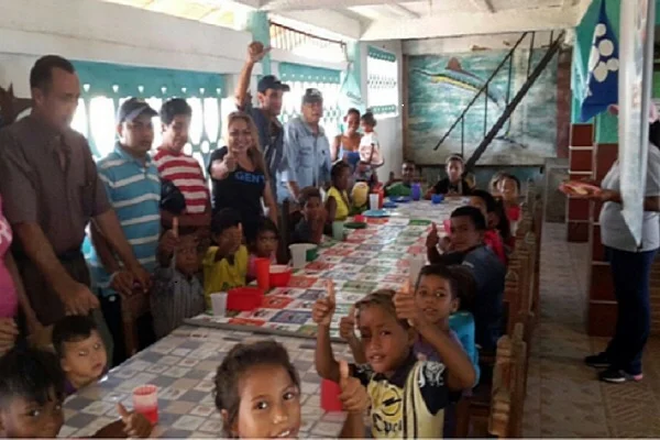 Niños de sectores populares reciben alimentos por parte de partidos de la Unidad