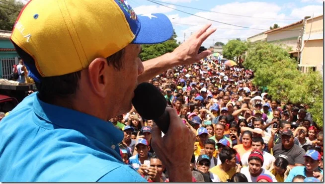 Afectos al gobierno agreden a Capriles durante caminata en Barcelona