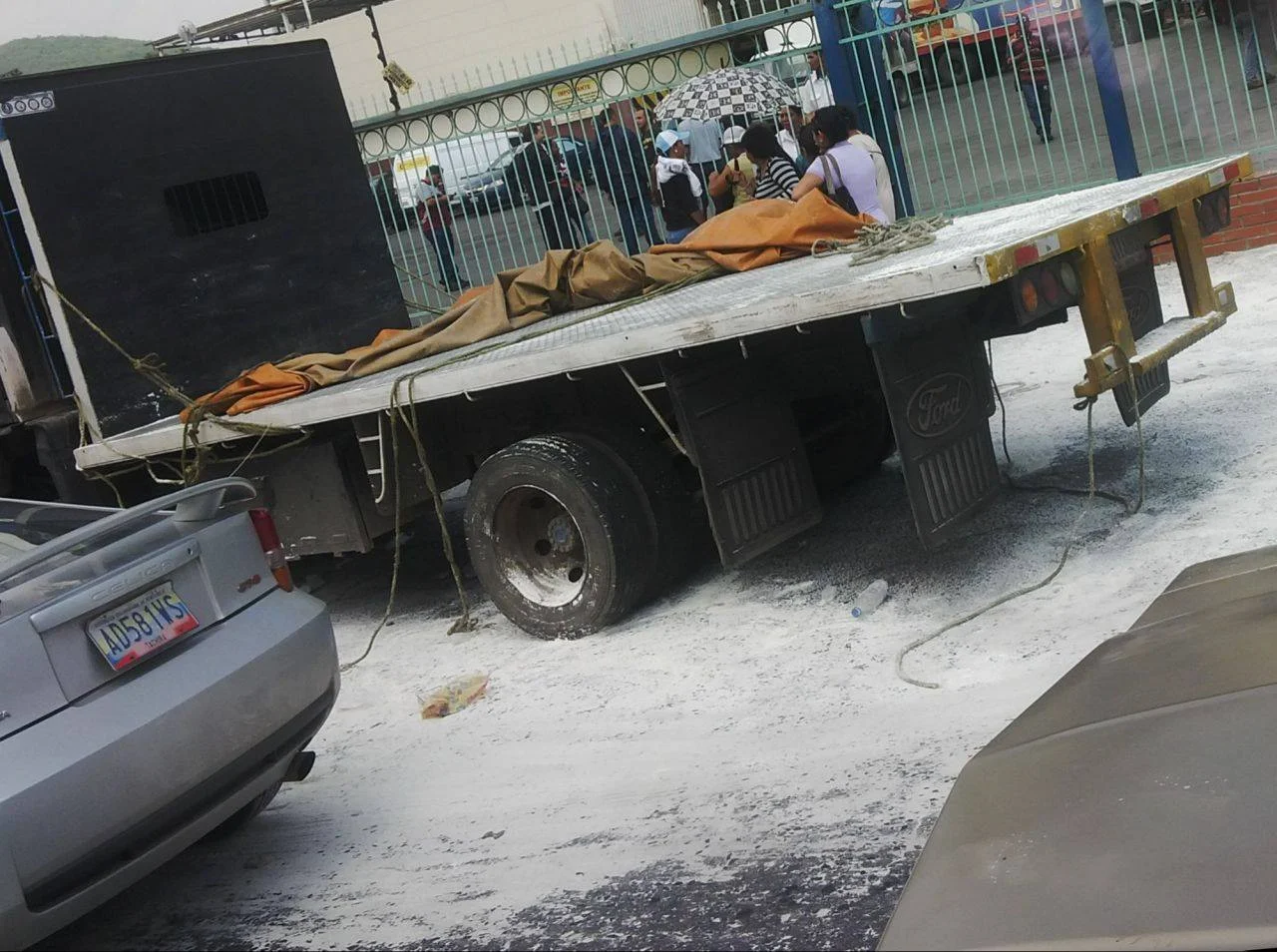Saqueado camión que transportaba harina en Puerto La Cruz  