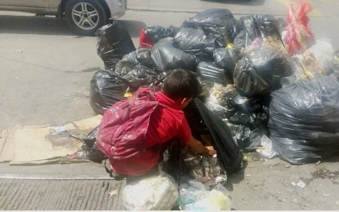 Comer de la basura, una imagen que se ha vuelto cotidiana