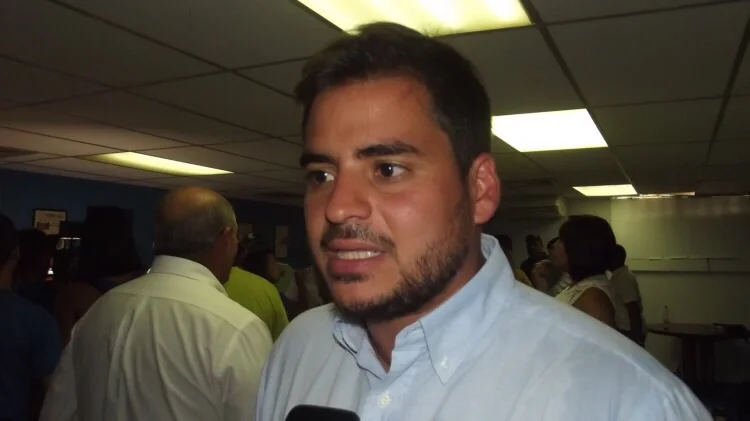 Armando Armas rechaza tesis de golpe de estado y asegura que el gobierno perdió piso político