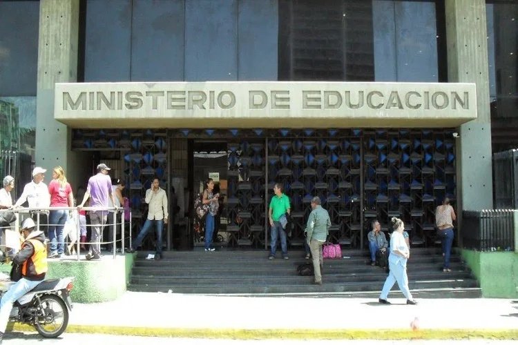 Estudiantes de preescolar, básica y bachillerato regresaron a clases este martes