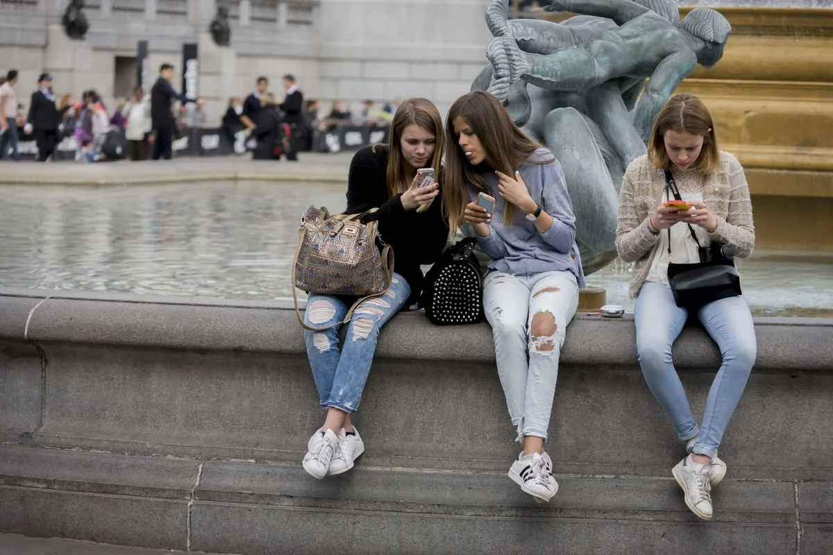 teens-watchin-smartphones.jpg