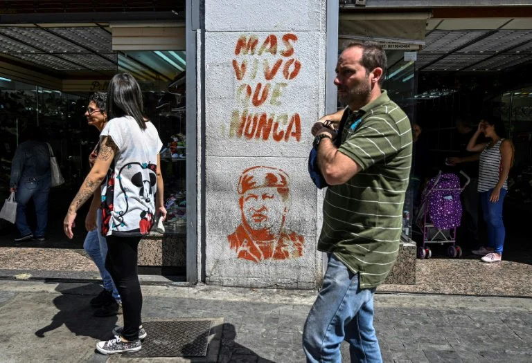 Una pinta a favor del expresidente de Venezuela Hugo Chávez, el 1 de febrero de 2019 en Caracas© AFP Juan BARRETO