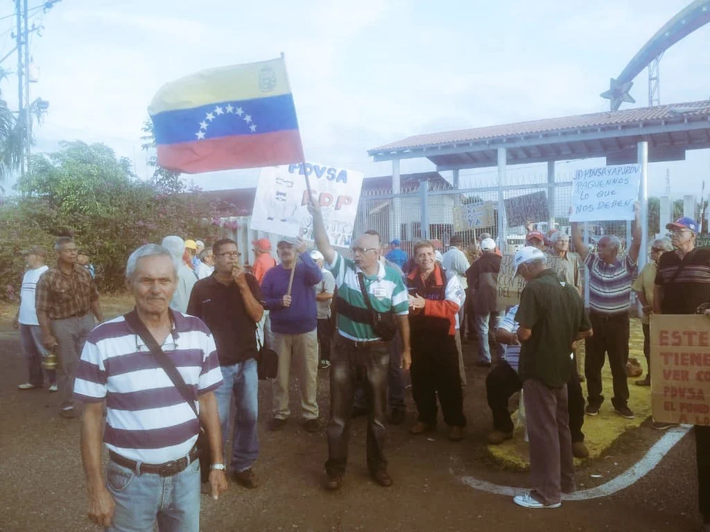 Jubilados tomaron los portones de Pdvsa San Tomé para exigir el pago de su dinero