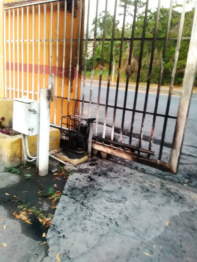 Así quedó el portón de entrada al conjunto residencial