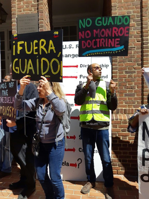 manifestantes-oficialistas-embajada-usa.jpeg
