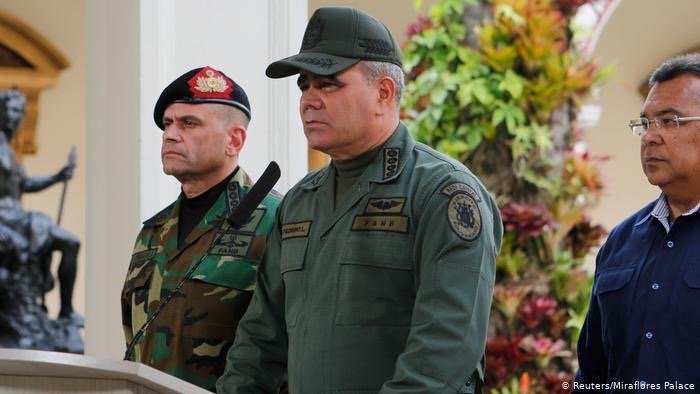 Padrino López: Venezuela eleva el "nivel de alerta" del Ejército en los municipios fronterizos con Colombia