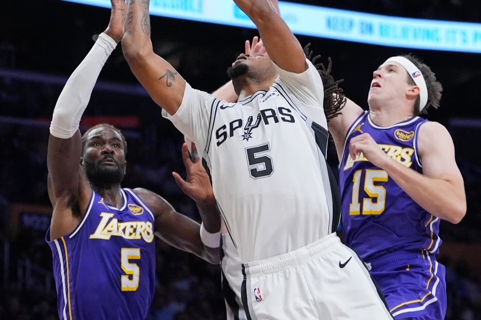 Stephon Castle anota 30 y lleva a Spurs a semifinales de Copa NBA con victoria 132-119 sobre Lakers