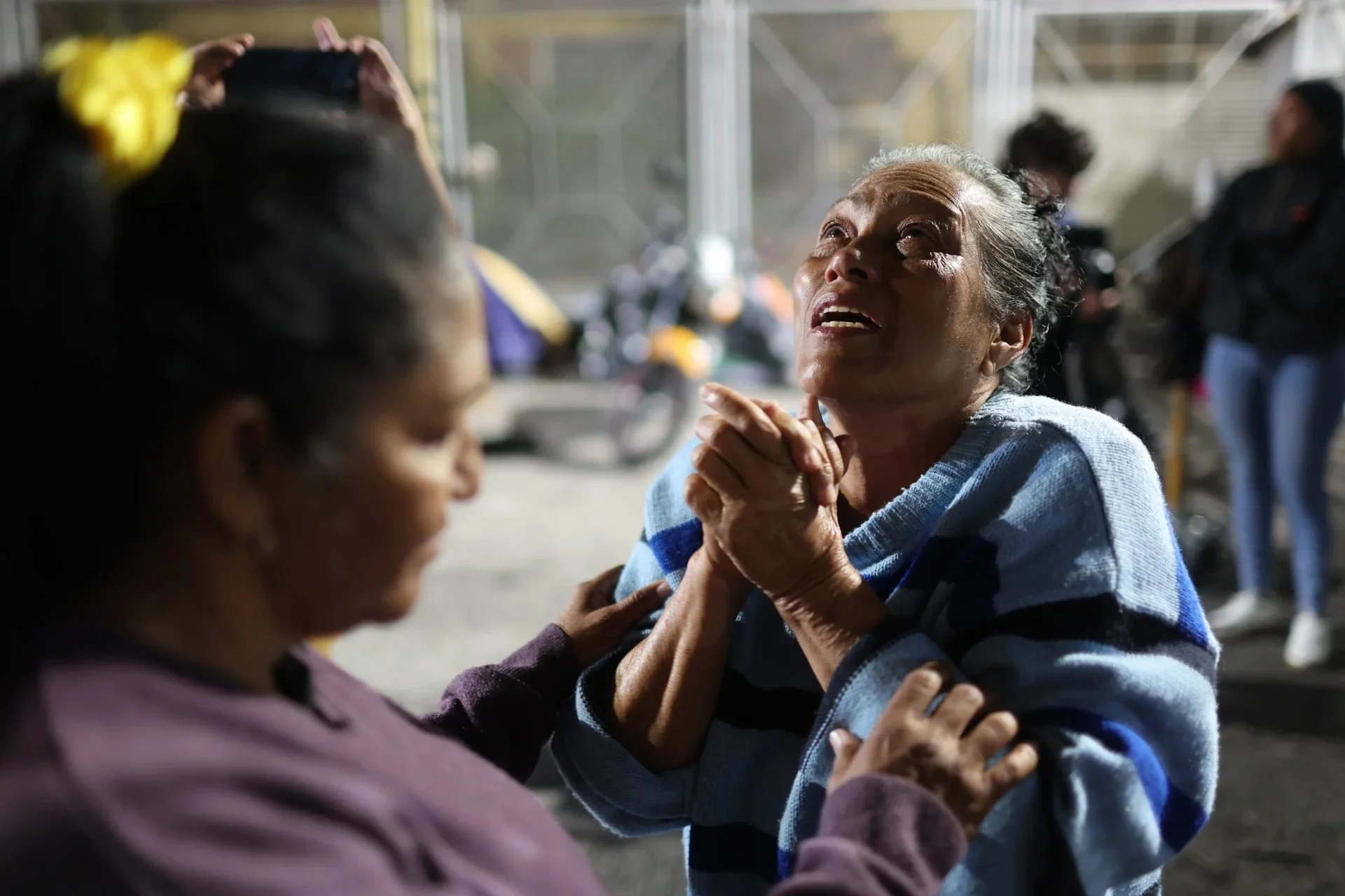 Familias de presos políticos celebran amnistía y levantan huelga de hambre en Venezuela