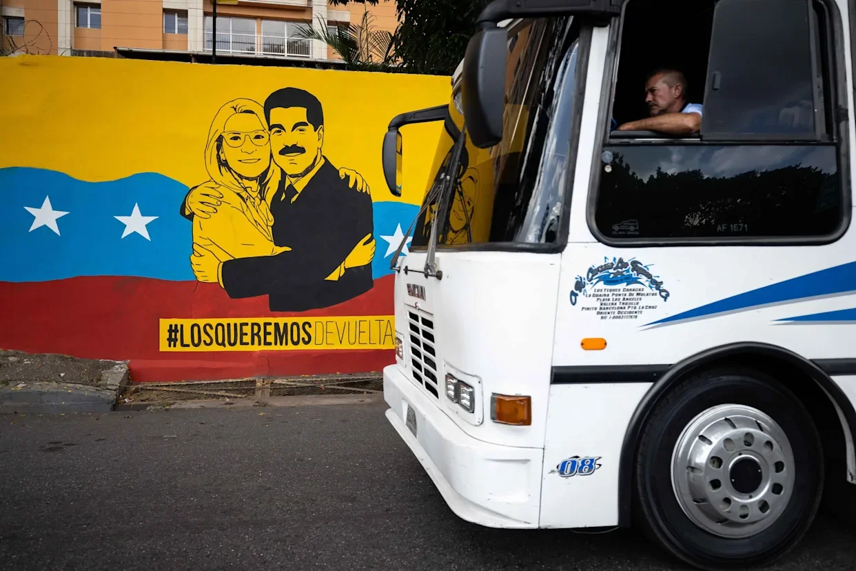 Maduro, dos meses fuera de una Venezuela que ha priorizado la economía sobre la política