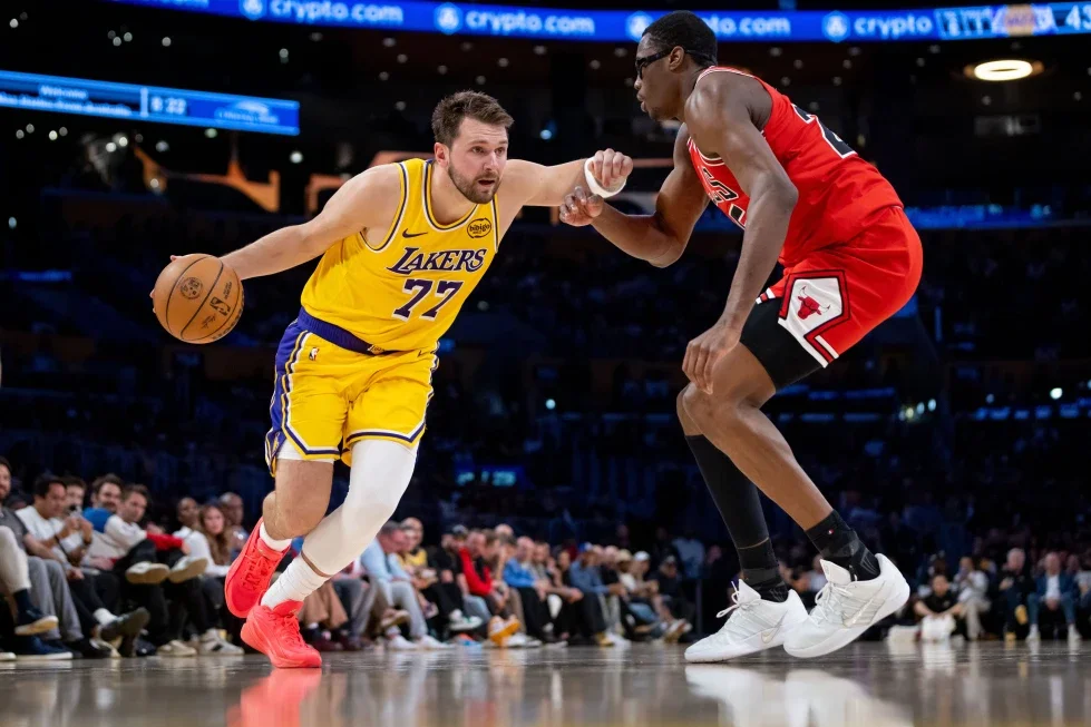 Luka Doncic anota 51; LeBron James vuelve de lesiones y Lakers vencen a Bulls por 142-130