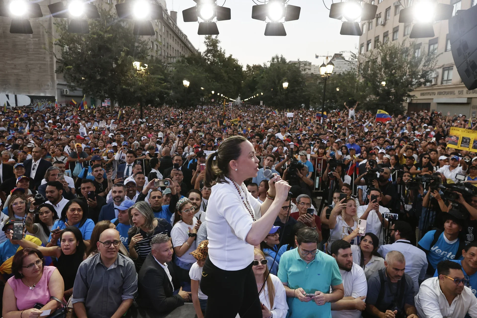 Miles de personas en Chile aclaman a María Corina Machado en mayor concentración fuera de Venezuela