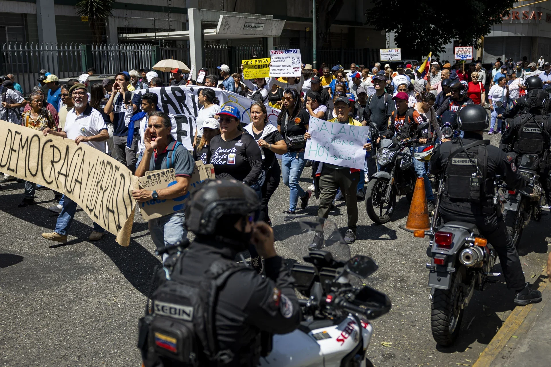 Trabajadores de Venezuela marchan por tercera vez en el año por salarios "dignos"