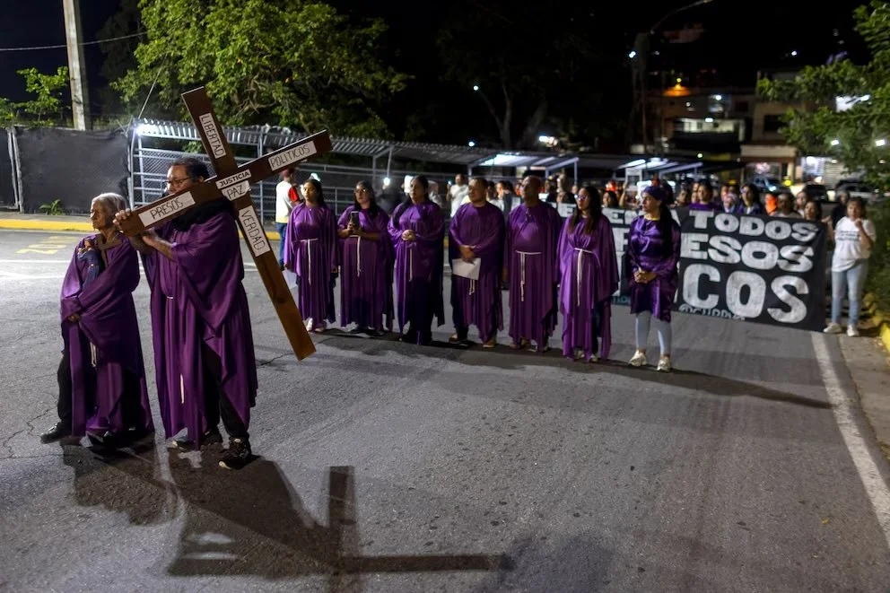 Familiares de presos políticos en Venezuela realizaron un viacrucis en las afueras del penal El Rodeo I