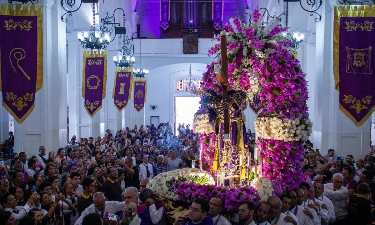Miles de fieles acompañan la peregrinación del Nazareno de San Pablo por calles de Caracas