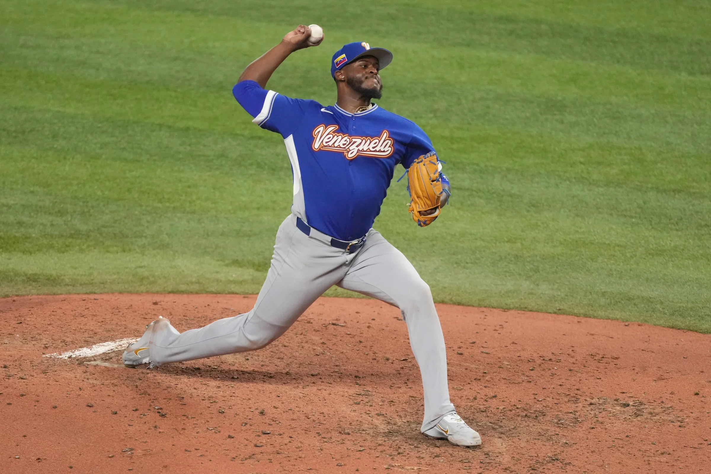 Reales recurren al prospecto venezolano Luinder Ávila para su primera apertura en MLB