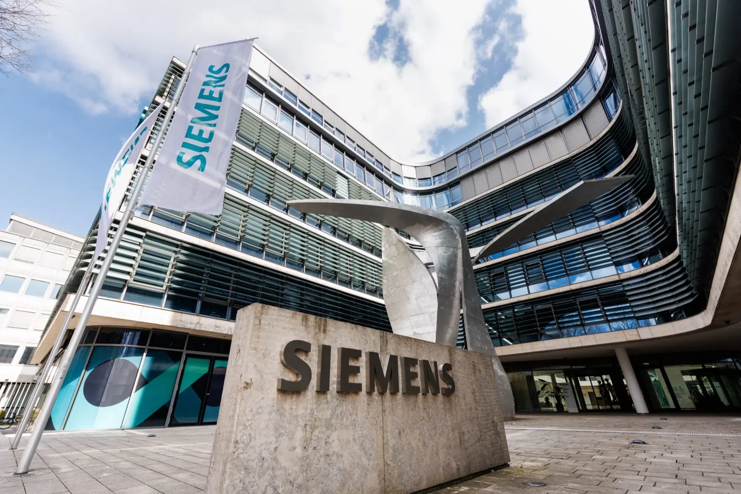Venezuela conversa con Siemens y General Electric para atender problemas energéticos del país