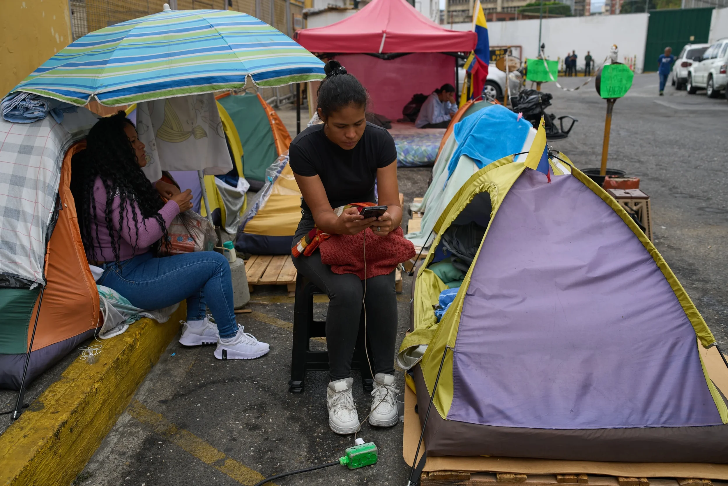 Dos mujeres arriesgaron todo tras una redada estadounidense para protestar por la detención de sus maridos en Venezuela
