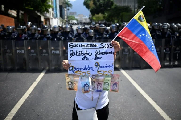 Trabajadores protestan en Caracas tras aumento salarial