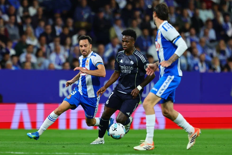 Vinícius anota 2 goles y el Real Madrid gana para retrasar el título del Barcelona en La Liga