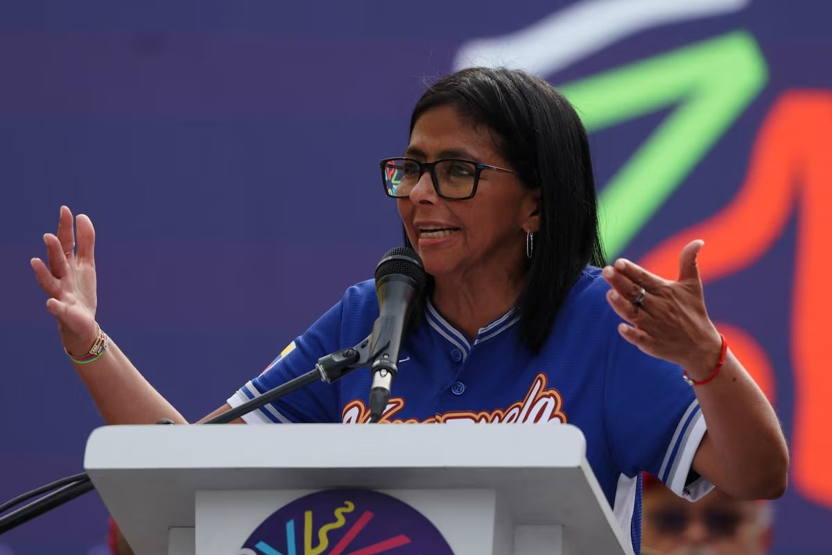 Delcy Eloina Rodríguez llega a los Países Bajos para una audiencia en la región de Esequibo