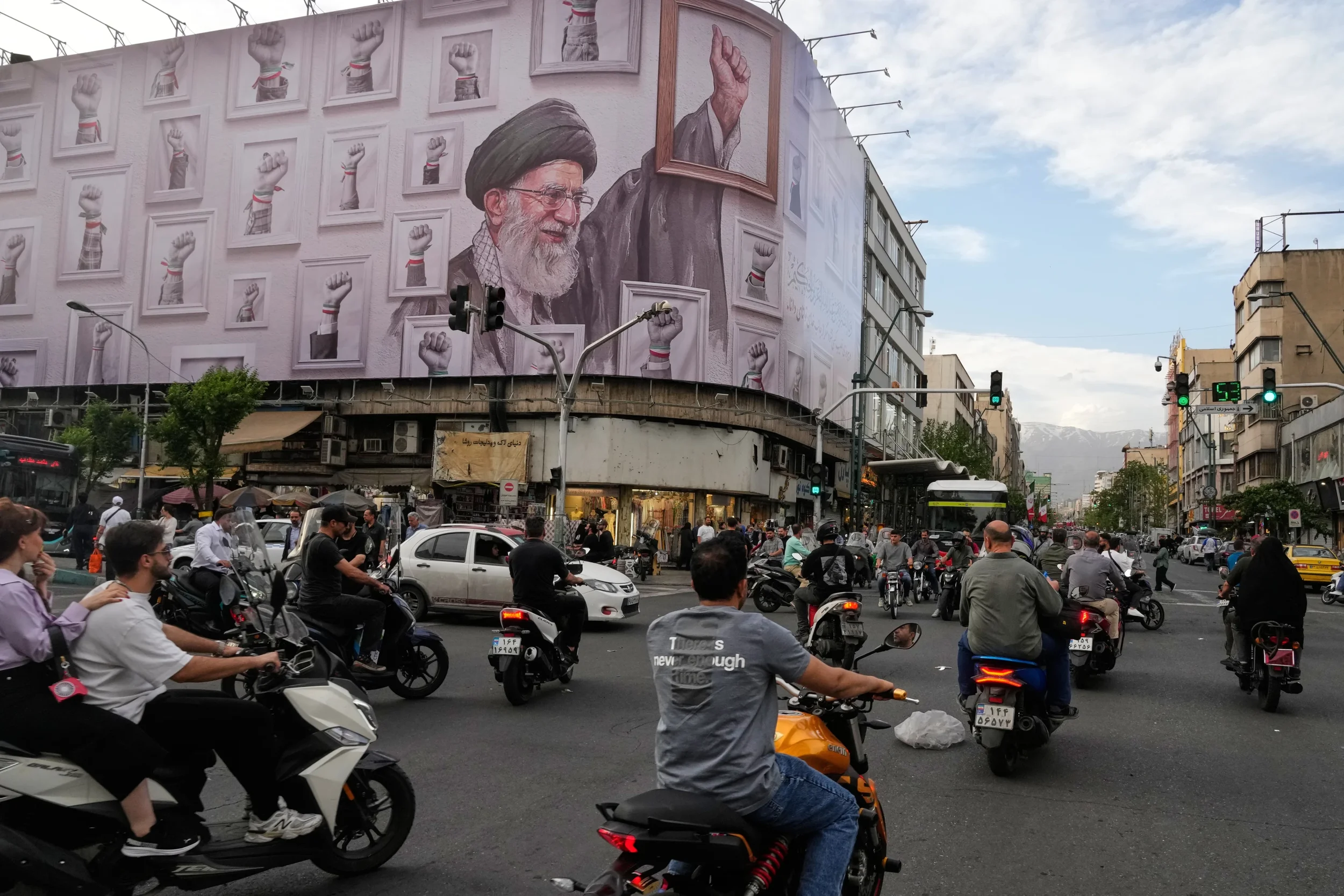 Trump dice que tregua con Irán está en “soporte vital” y propone pausa al impuesto a la gasolina