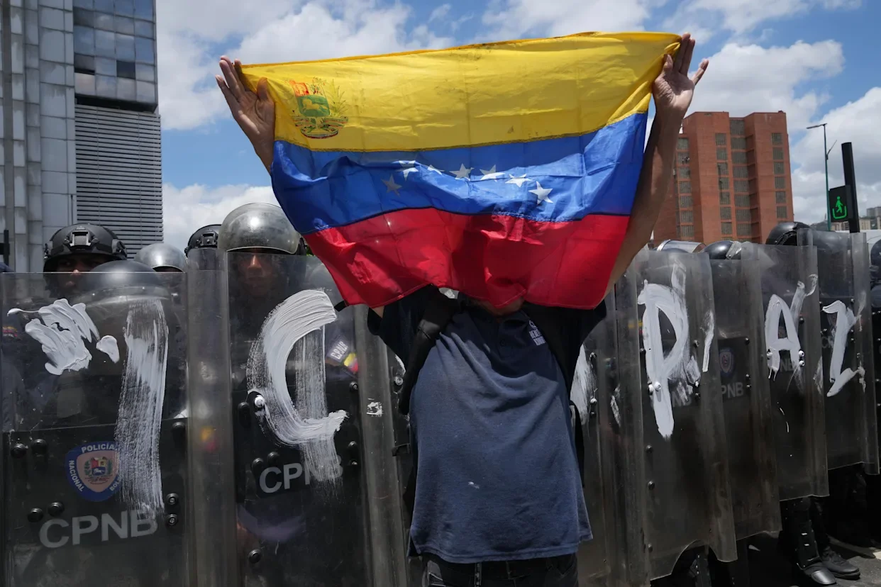 Estudiantes salen a las calles de Venezuela en protesta por la muerte de preso político y su madre